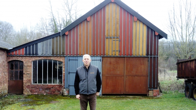 Dossier Artisanat d'art : Le Moulin à Couleurs, une des deux dernières entreprises en France à créer des pigments de couleurs naturelles
