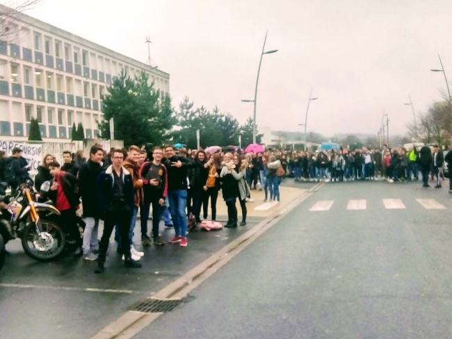 La grogne gagne les lycées sedanais : 300 lycéens bloquent l'entrée du Lycée Pierre Bayle