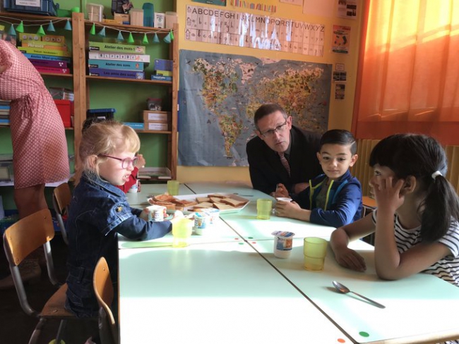 Sedan : l'IA DASEN Jean Roger Ribaud est venu promouvoir le dispositif " petits-déjeuners à l'école" ! 