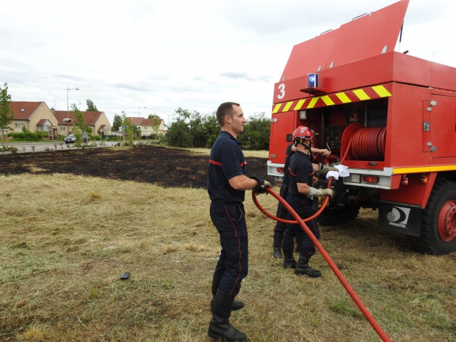Tétaigne : Un propriétaire brûle ses andins de foin, 18 sapeurs-pompiers mobilisés