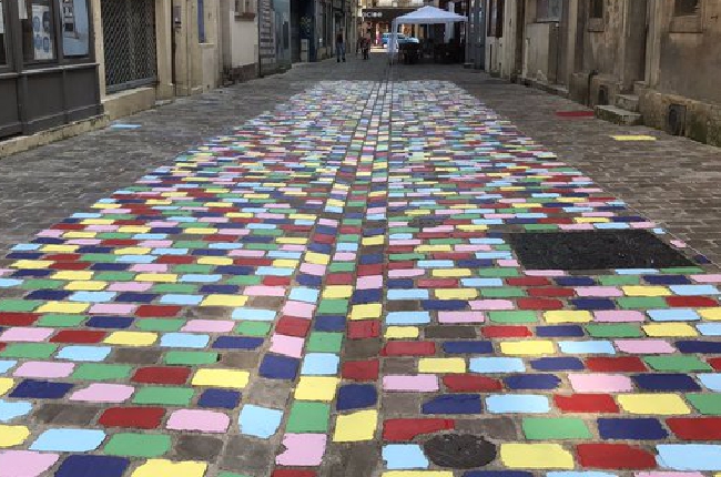 Sedan : les 12 000 pavés de la rue au Beurre vont être peints " pour donner un peu de gaieté" 