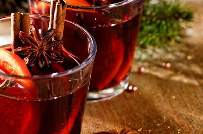 Autre tradition de Noël, le vin chaud, de ses origines à sa recette traditionnelle