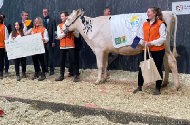 SIA : Olana et les élèves du lycée agricole du Balcon des Ardennes de St Laurent décrochent la deuxième place du trophée international des lycées agricoles. 