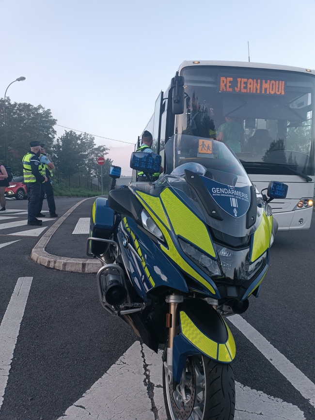 Opérations Rentrée Scolaire pour les gendarmes de l'EDSR aux abords des lycées du département