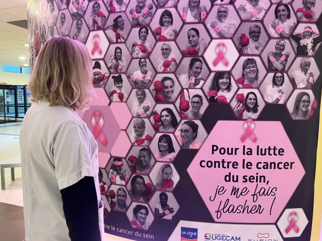 Charleville-Mézières : le personnel du centre de rééducation prend la pose pour Octobre Rose 