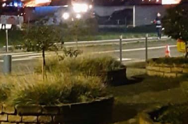 Remilly-Aillicourt : Les sapeurs-pompiers toujours à pied d'oeuvre ce samedi matin pour éteindre l'incendie qui a ravagé une ferme vendredi soir