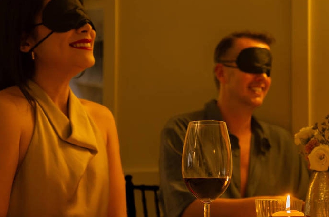 Charleville-Mézières : Une centaine de personnes ont « dîné dans le noir » pour offrir des vacances à 25 enfants défavorisés des Ardennes 