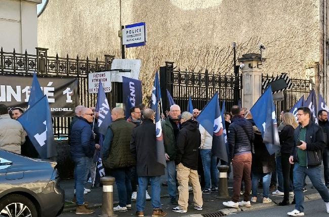 Marche funèbre, enterrement de la profession, jets de codes pénaux et outils informatiques, les policiers mobilisés pour le maintien de la semaine en 4 jours en investigation