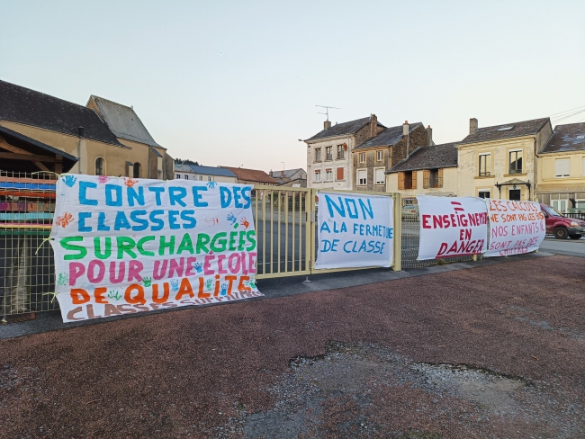 Francheval : Opération école morte très suivie, aucun élève à l'école, mais des parents et des grands-parents qui refusent la fermeture d'une classe à la rentrée prochaine