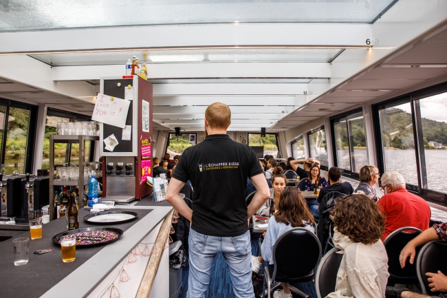 Tout apprendre sur la bière durant une croisière sur la Meuse grâce à L’Échappée Bière