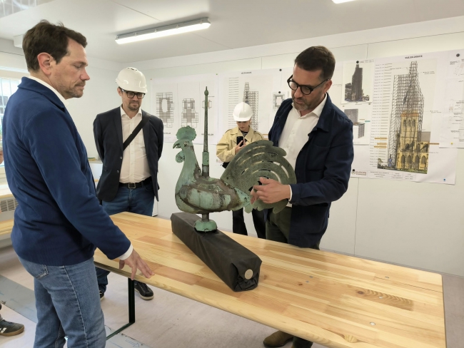 Le coq de la Basilique Notre-Dame d'Espérance, à Charleville-Mézières, descend de son clocher pour une cure de jouvence