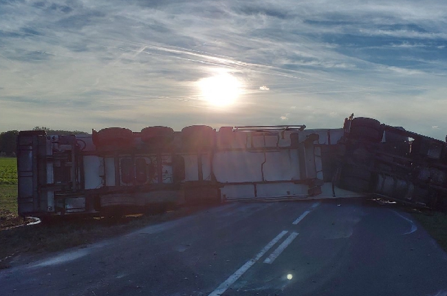 Bergnicourt : un poids lourd couché sur la chaussée , le conducteur blessé