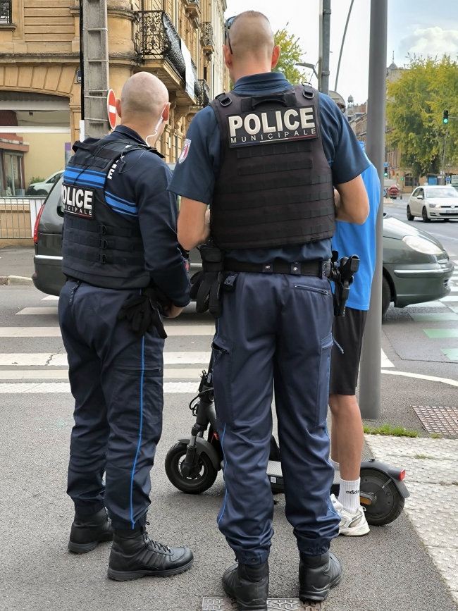 Opération coup de poing à Charleville-Mézières : La police municipale renforce les contrôles des vélos et trottinettes roulant hors des pistes cyclables