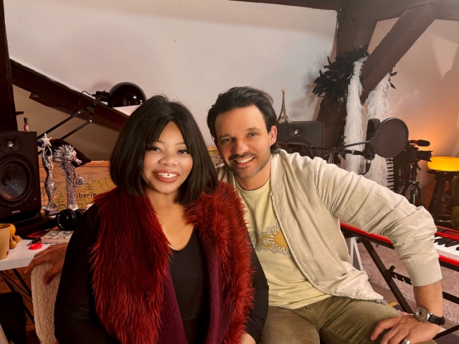 La voix d'or de la Nouvelle-Orléans, Nicole Slack Jones, invite Mickels à retrouver la scène, seize ans après la Star Academy