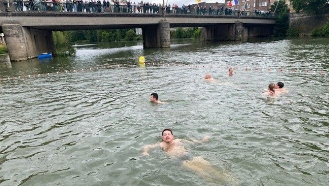 Troisième plongeon dans la Meuse ce dimanche pour le Maire et les Carolomacériens
