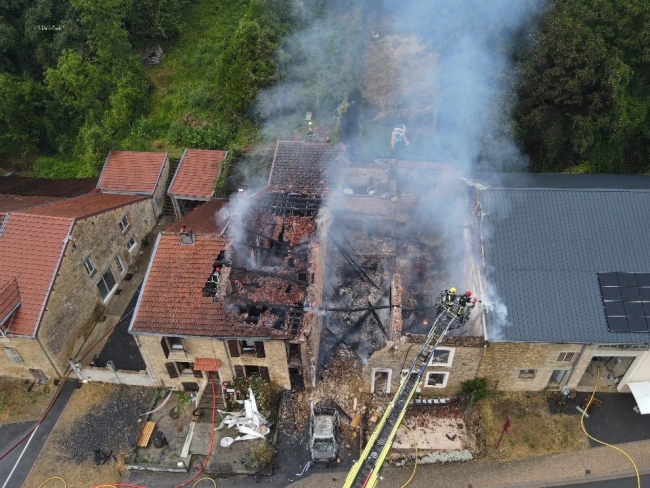 Linay : un feu de véhicule se propage à une habitation , 7 personnes relogées 