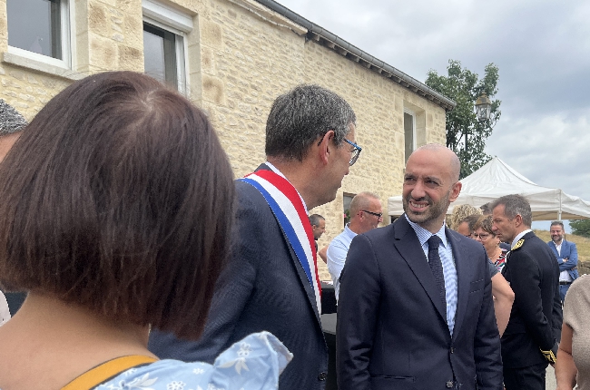 Le ministre délégué chargé de l’Europe Benjamin Haddad en déplacement dans les Ardennes : industrie verte et avenir de l’agriculture au cœur des échanges   